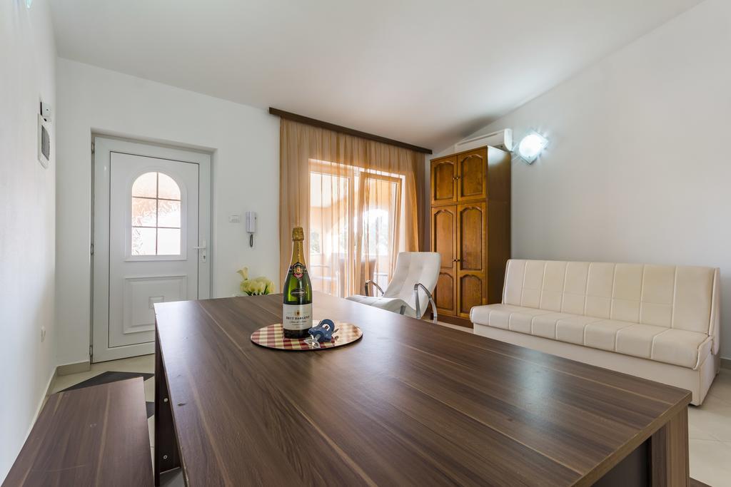 Apartments Gloria Ližnjan Buitenkant foto